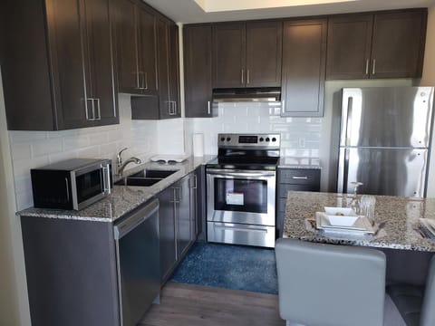 Luxurious Condo Apartment 2BRs-1BAs-1Office with free parking Eigentumswohnung in Halton Hills