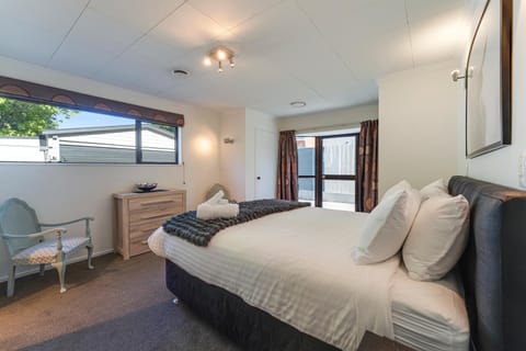 Riverside Three Bedroom - Remarkable Views House in Queenstown