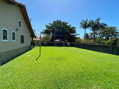 Casa bem espaçosa com piscina, campo de futebol e área gourmet a um quarteirão da lagoa de Praia Seca House in Araruama