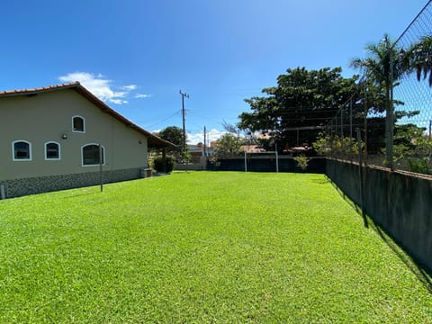 Casa bem espaçosa com piscina, campo de futebol e área gourmet a um quarteirão da lagoa de Praia Seca House in Araruama