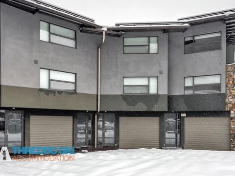 Property building, Facade/entrance, Winter