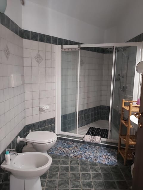 Shower, Toilet