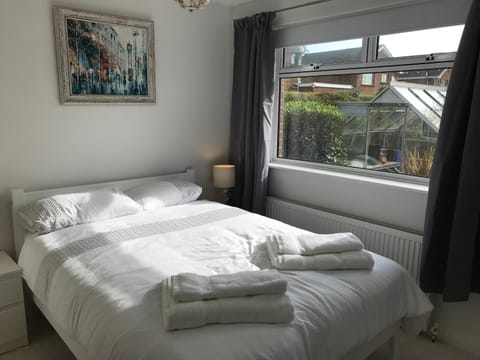 Spacious 5 double bed bedroom bungalow near Belfast Haus in Lisburn