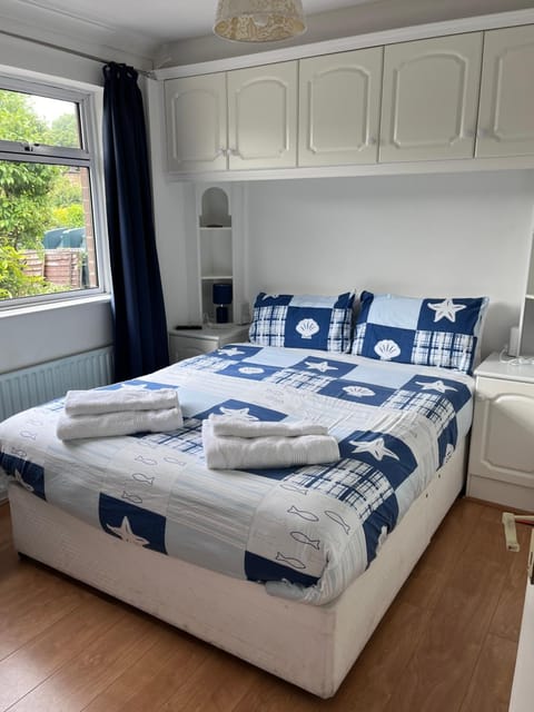 Spacious 5 double bed bedroom bungalow near Belfast Maison in Lisburn