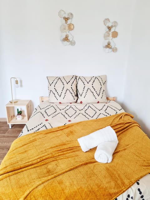 Bed, Bedroom, towels