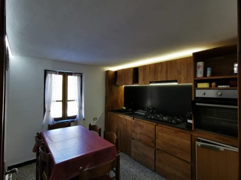 Kitchen or kitchenette, Dining area, Communal kitchen