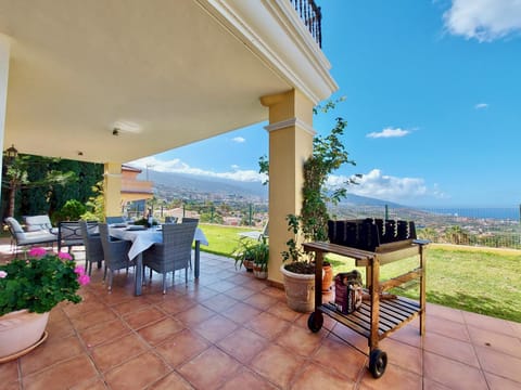 BBQ facilities, Garden, View (from property/room), Balcony/Terrace, Dining area, Landmark view, Mountain view, Sea view