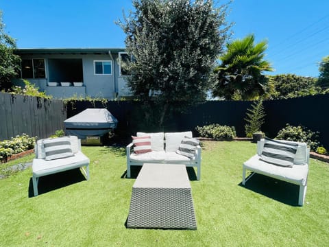 Patio, Spring, Day, Garden, Living room, Seating area, Garden view, sunbed