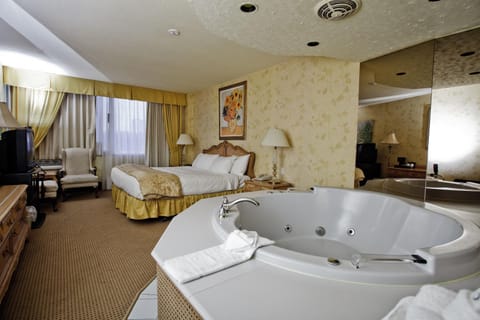 Travelodge by Wyndham Niagara Falls Fallsview Hotel in Niagara Falls