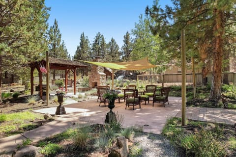 Big Bear with Patio with Fire Pit House in Bend