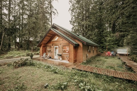 61MBR - Hot Tub - Wi-Fi - Pets Ok - Sleeps 6 home Haus in Glacier
