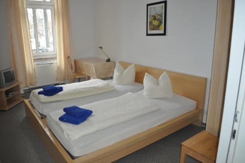 A bed Privatzimmer Dresden - Nichtraucherpension Chambre d’hôte in Dresden-Neustadt