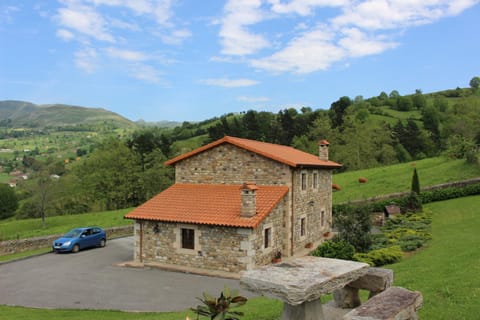 Facade/entrance, BBQ facilities, Balcony/Terrace, Mountain view