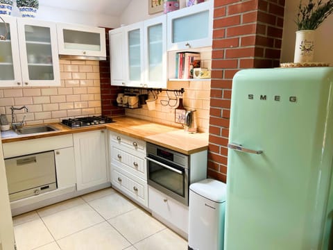 Kitchen or kitchenette, dishwasher, minibar, stove