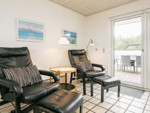 10 person holiday home in Bl vand House in Blåvand