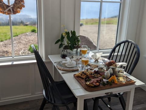 Autumn Lane, modern Farmhouse Style B&B with Stunning Lakeviews Bed and Breakfast in West Kelowna
