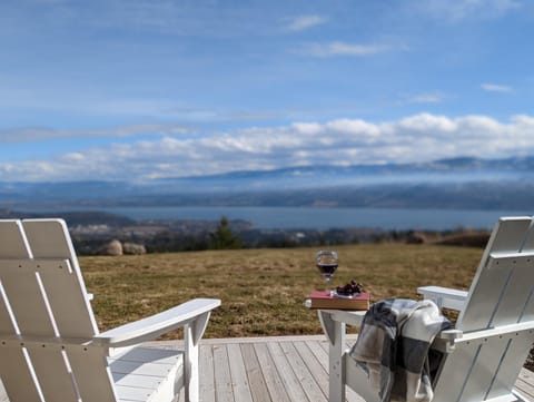 Autumn Lane, modern Farmhouse Style B&B with Stunning Lakeviews Bed and Breakfast in West Kelowna