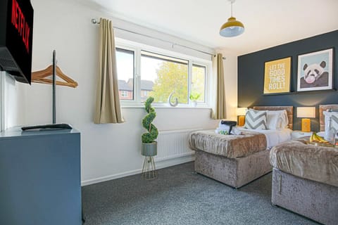 Pannier House - Central MK - Free Parking, Garden, Smart TVs with Netflix by Yoko Property House in Aylesbury Vale
