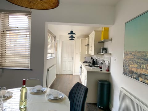 Kitchen or kitchenette, Seating area, Dining area