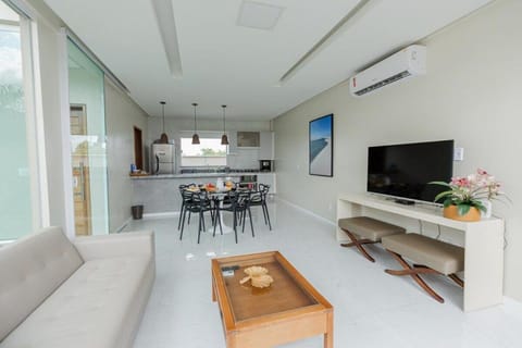 Communal lounge/ TV room, TV and multimedia, Kitchen or kitchenette, Living room, Seating area, Dining area, air conditioner