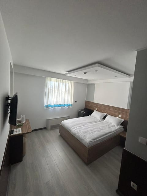 Bed, TV and multimedia, Photo of the whole room, Bedroom, Street view, oven