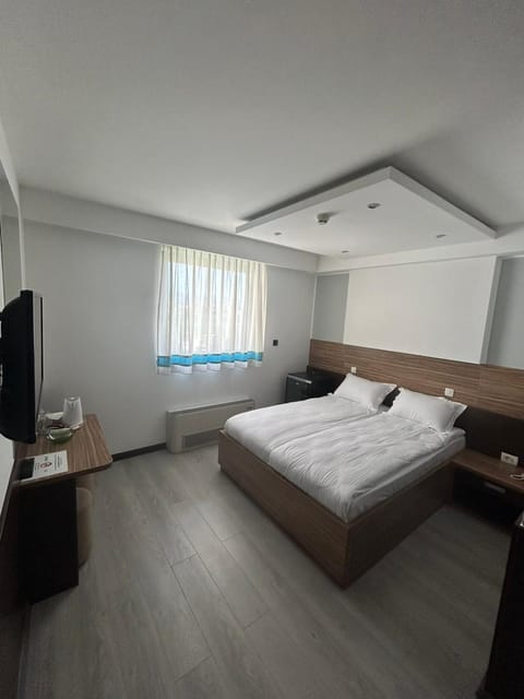 Bed, TV and multimedia, Photo of the whole room, Bedroom, internet, air conditioner