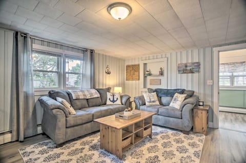 Buttermilk Cottage in Cape Cod Steps to Beach House in Buzzards Bay