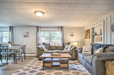 Buttermilk Cottage in Cape Cod Steps to Beach House in Buzzards Bay