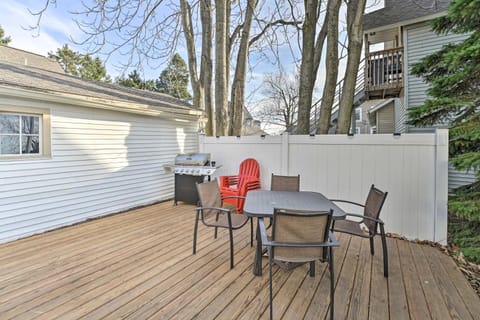 All-Season Grand Haven Getaway with Deck! Haus in Grand Haven
