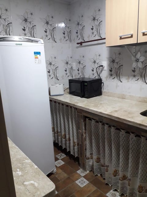 Kitchen or kitchenette, minibar, stove