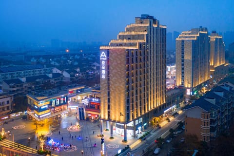 Atour Hotel Wuhan Guanggu Qingnianhui JinRongGang Hotel in Wuhan