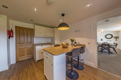 3 Bedroom Barn Conversion with HOT TUB-Garden View - Ty Cerrig Barn House in Wales