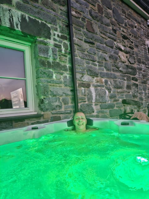 3 Bedroom Barn Conversion with HOT TUB-Garden View - Ty Cerrig Barn House in Wales