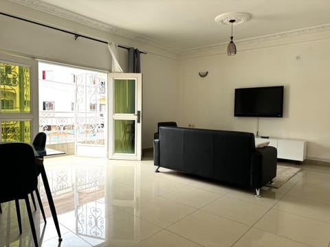 Communal lounge/ TV room, TV and multimedia, Living room, Seating area, Dining area