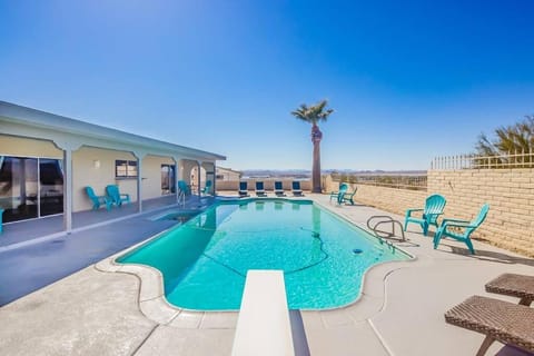 Palm Paradise Water Views Heated Pool & Spa! House in Lake Havasu City