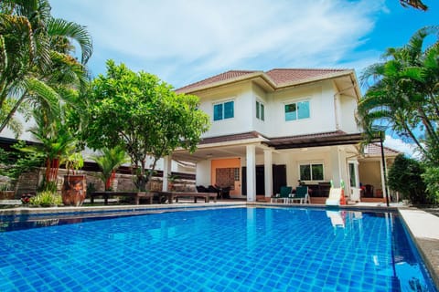 PRIVATE RESIDENCE HOSTED by Sasithorn Chalet in Pattaya City