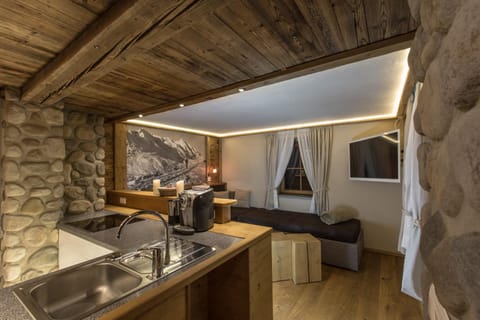 Restaurant/places to eat, TV and multimedia, Coffee/tea facilities, Living room, Dining area