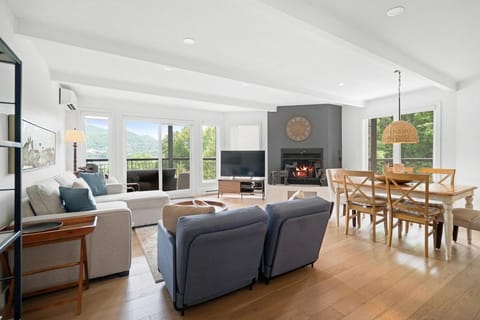 TV and multimedia, Living room, Seating area, Dining area, Evening entertainment, fireplace