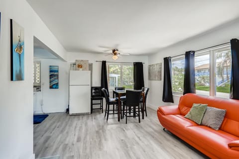 Tropical Getaway/ Stunning 2BR Gem Apartment in Riviera Beach