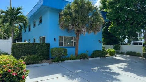 Spacious Updated Condo Just 2 Blocks to Siesta Key Beach House in Siesta Beach