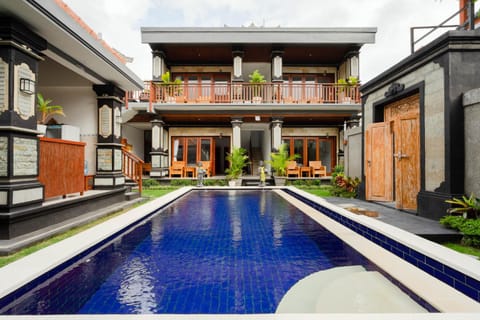 Property building, Day, Pool view, Swimming pool, sunbed