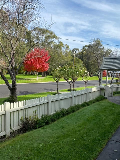 Creek Cottage Bed and Breakfast Traralgon Bed and Breakfast in Traralgon