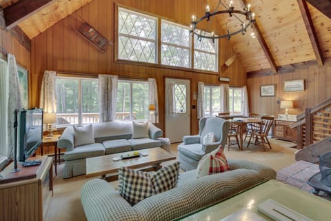 Rustic, Cozy Cabin with Easy Ski and Beach Access! Maison in Bridgton