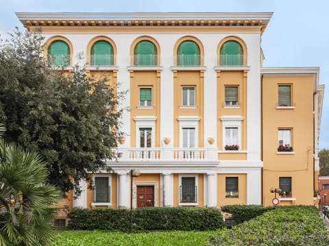 Property building, Nearby landmark, Garden, City view