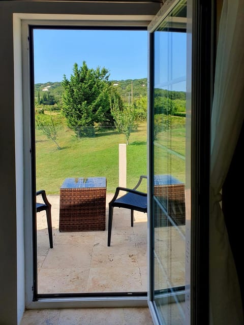 Superbe chambre avec terrasse, parking privé, jardin, calme, climatisation, 10 mn pont du Gard #7 Condo in Rochefort-du-Gard