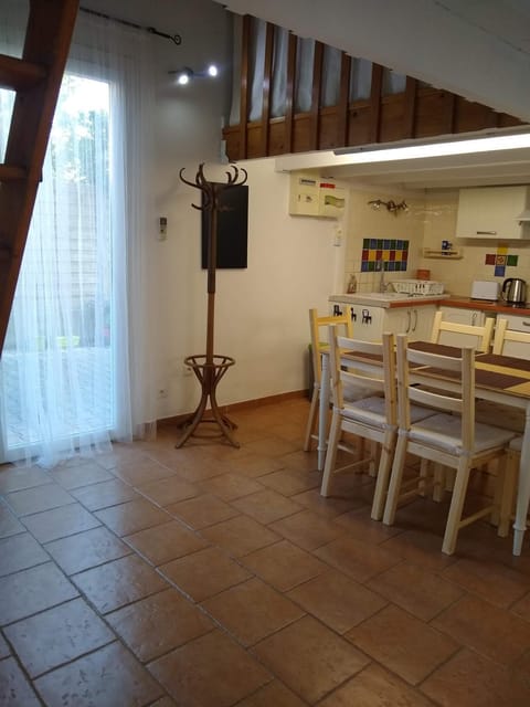 Restaurant/places to eat, Dining area