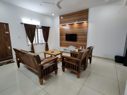 SS LUXURY Comforts-Two bedroom Condo in Chikmagalur