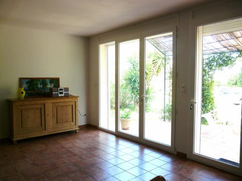 Communal lounge/ TV room, Garden view