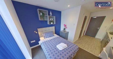 Signature House - Contemporary Studios in Coventry City Centre, free parking, by COVSTAYS Apartment in Coventry