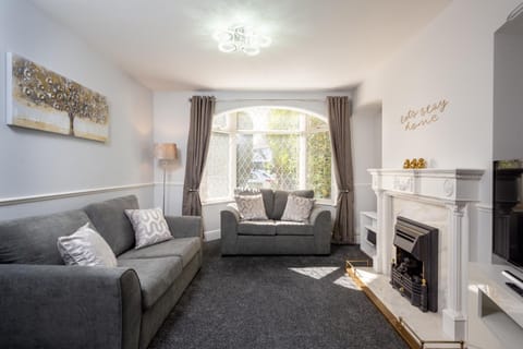 Mulberry House - Luxurious and Modern 4-Bed in Solihull near NEC,JLR, Airport, Resorts World, HS2 Haus in Shirley
